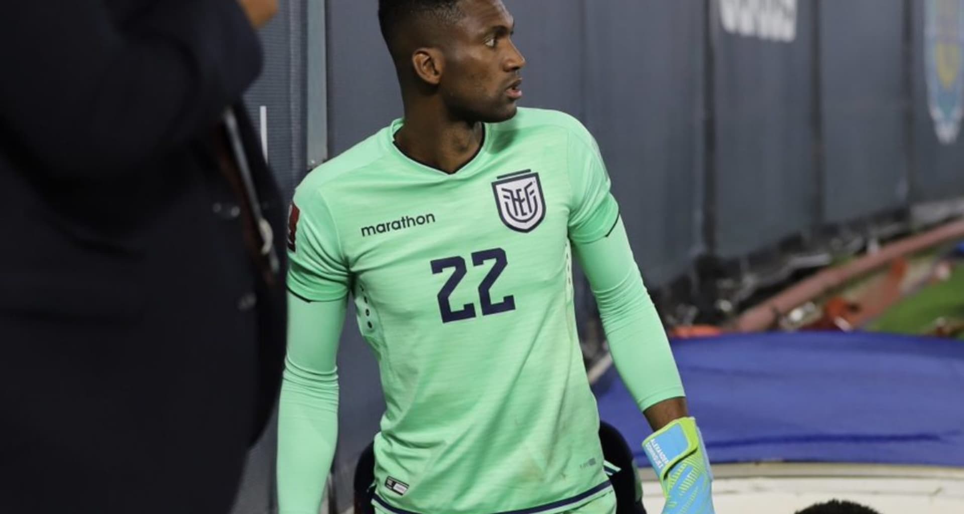 Alexander Domínguez en tono jocoso mencionó que su gran talla de zapatos le ayudó a sacar el tiro de Luis Díaz que tenía destino de red. El portero ecuatoriano finalmente fue la gran figura ante Colombia