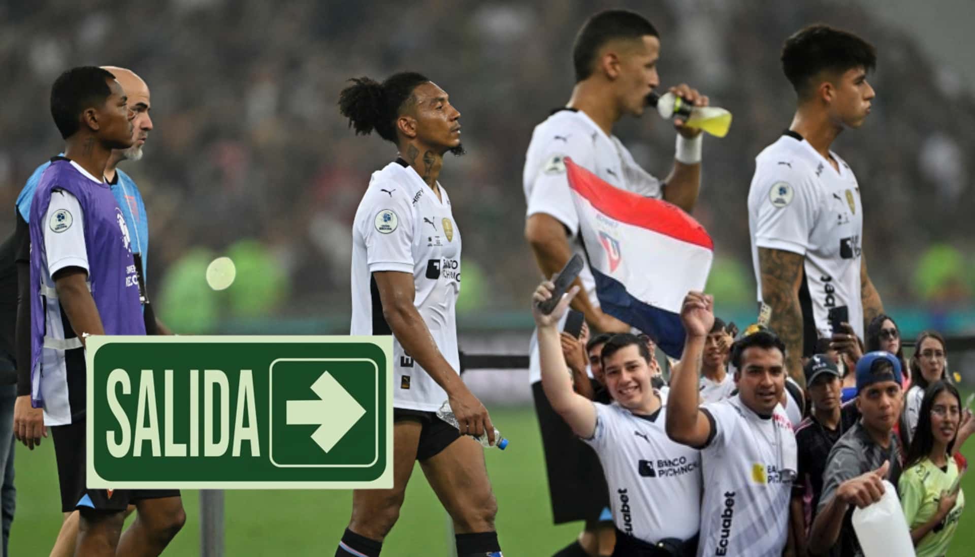 Algunos jugadores de Liga de Quito cabizbajos ante una derrota. FOTO: Primicias