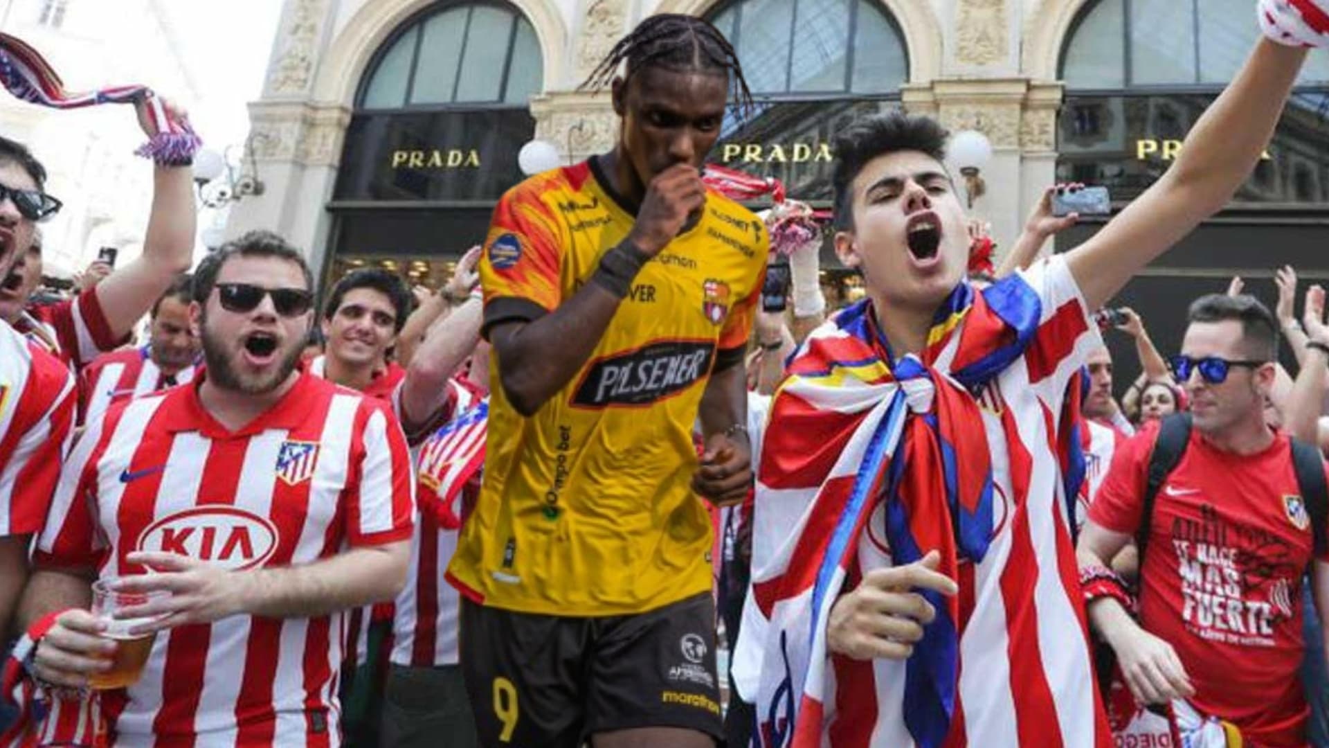 Allen Obando e hinchas de Atlético de Madrid / Foto de: El Futbolero Ecuador