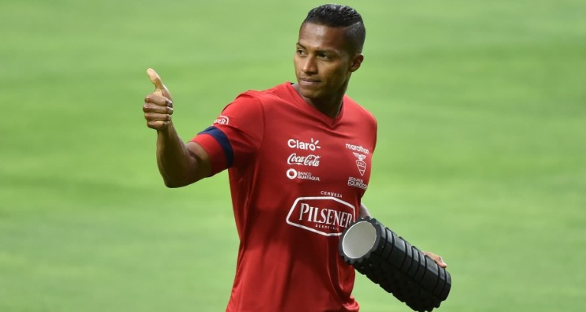 Antonio Valencia no deja de lado el fútbol tras su retiro y en una cancha de indor se movió un poco junto a amigos y familiares pero no deja las costumbres de un profesional
