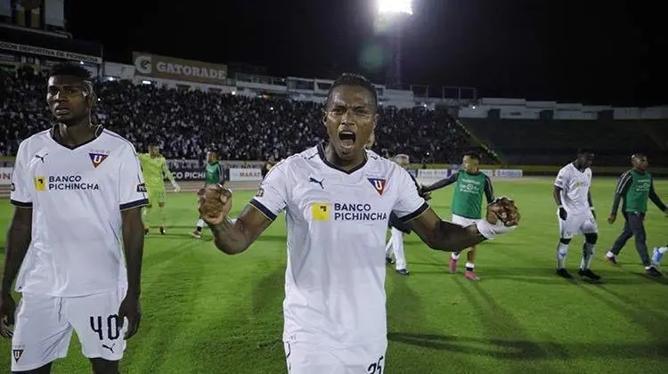 Antonio Valencia se sigue ganando a la hinchada de LDU