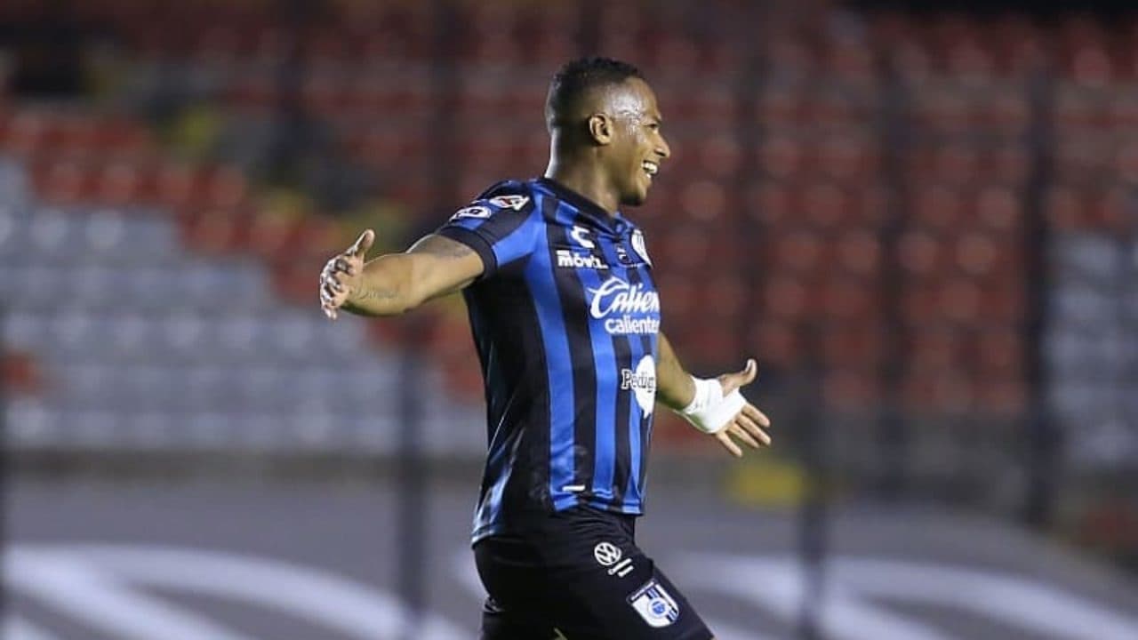 Antonio Valencia terminó su contrato con Gallos Blancos de Querétaro y aunque podía haber la oportunidad para que regrese a Ecuador, hay una razón por la que se complica su llegada