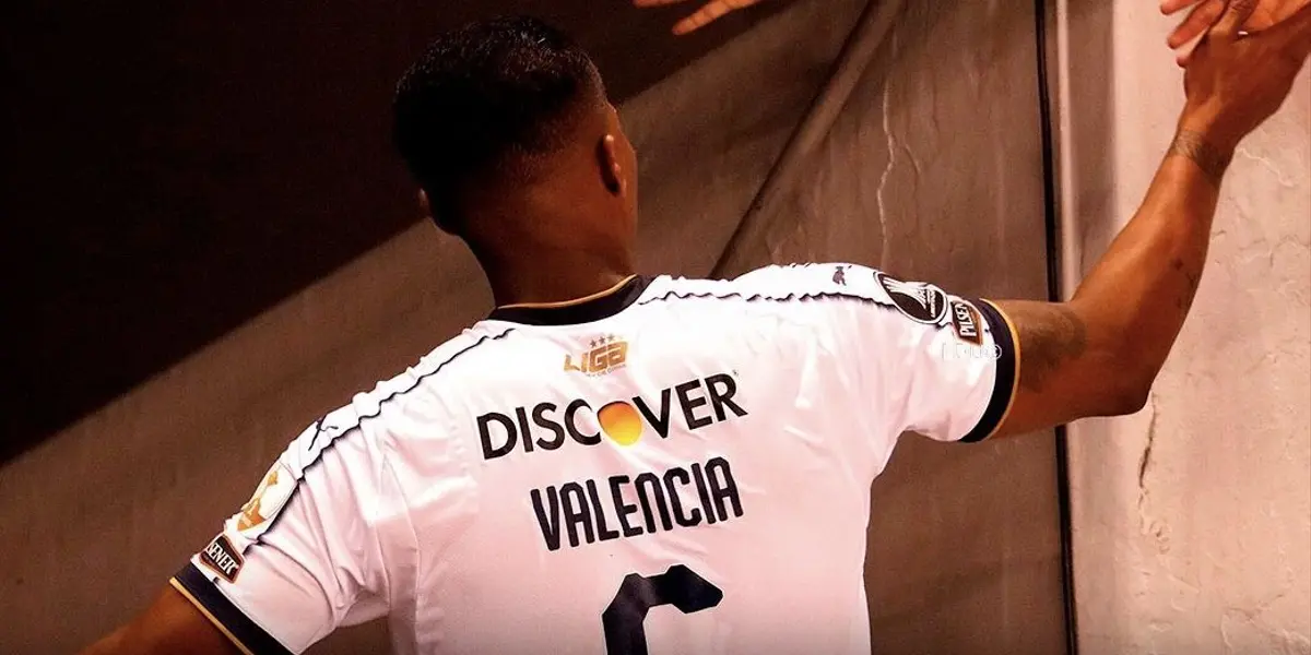 Antonio Valencia vio la roja en el Superclásico capitalino y las hinchada presentes gritaron tanto a favor como en contra del jugador