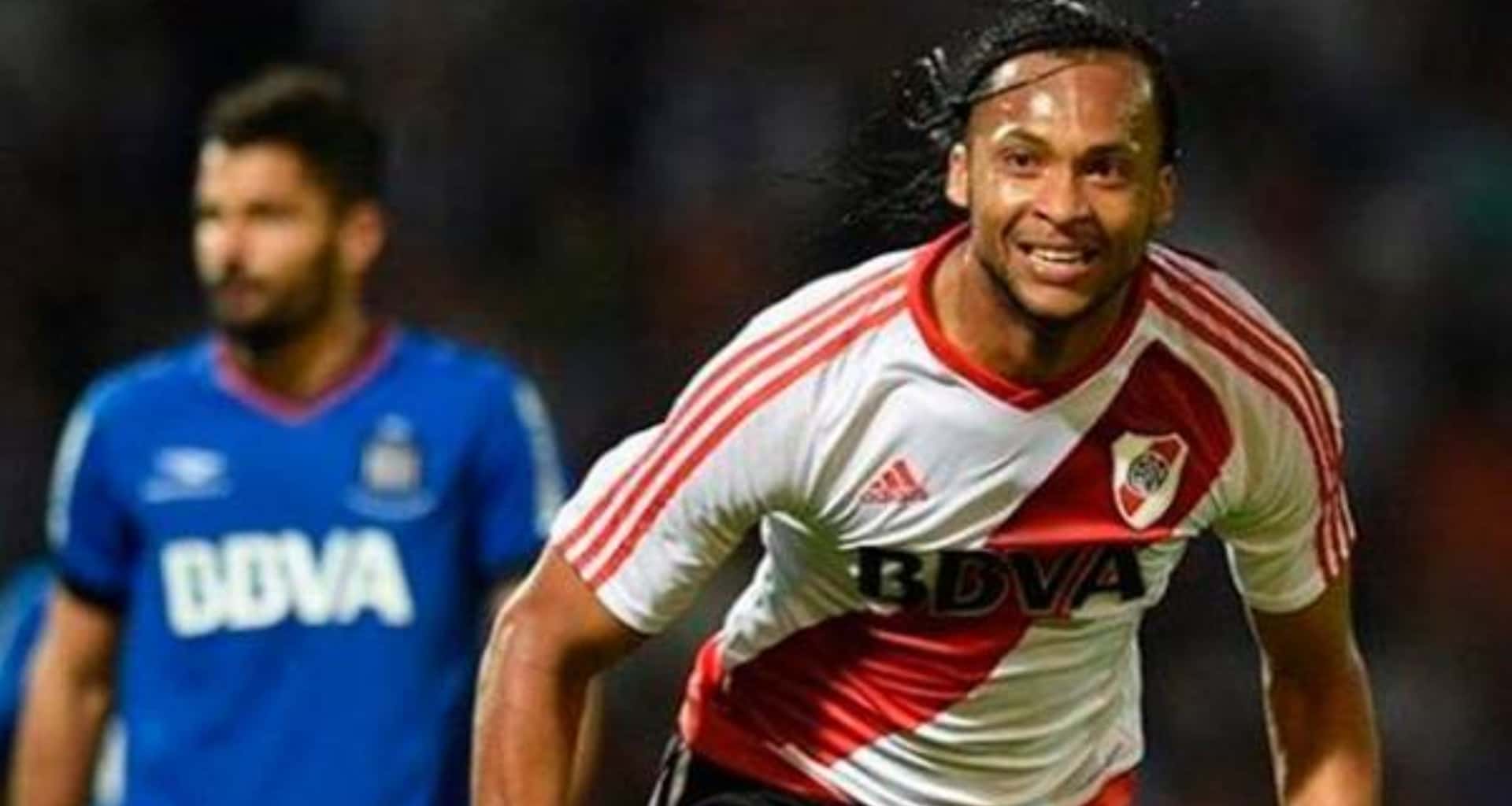 Arturo Mina se quedó sin equipo en este año y esto afectó en el costo de su pase, luego de haber pasado por River Plate