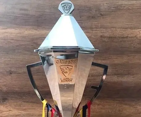 Ayer se develó el trofeo para el ganador de la Copa Ecuador y no gustó a los hinchas en general