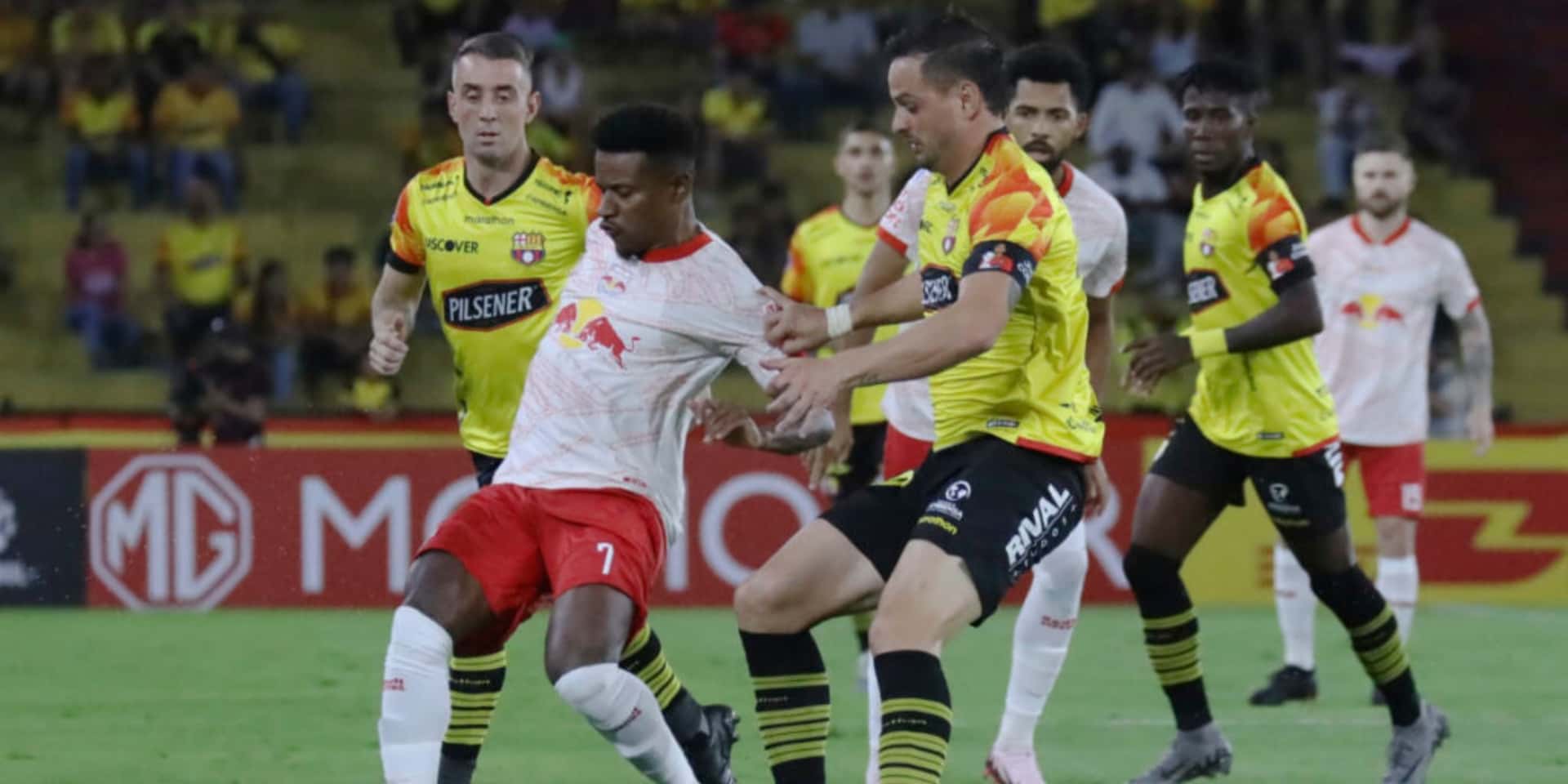 Barcelona SC enfrentando a Bragantino (Fuente: El Comercio)