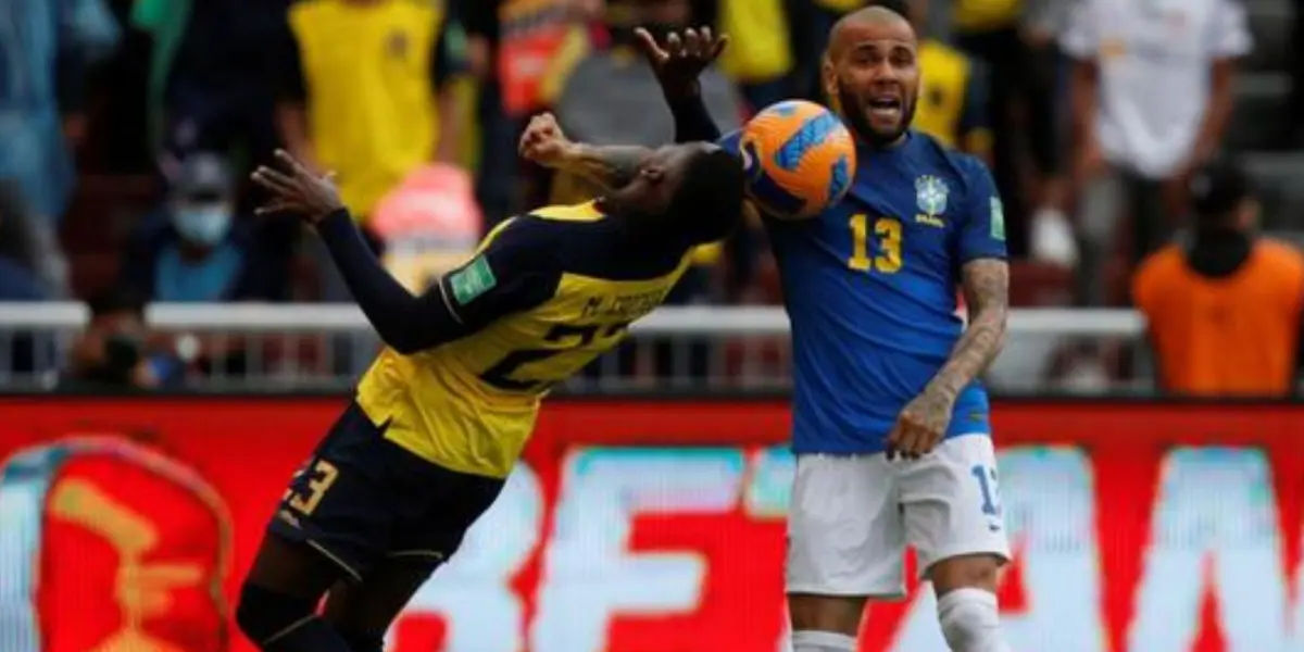 Dani Alves demostró que se lleva bien con un jugador ecuatoriano, hasta lo abrazó