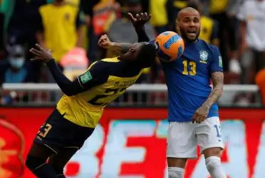 Dani Alves demostró que se lleva bien con un jugador ecuatoriano, hasta lo abrazó