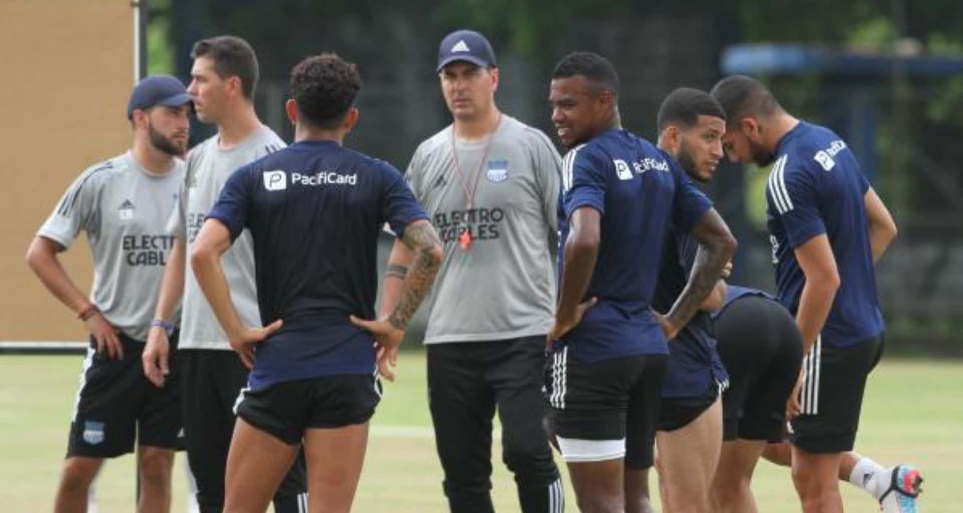 Dijeron que los jugadores estaban inconformes con Ismael Rescalvo en Emelec pero un referente salió a dar la cara