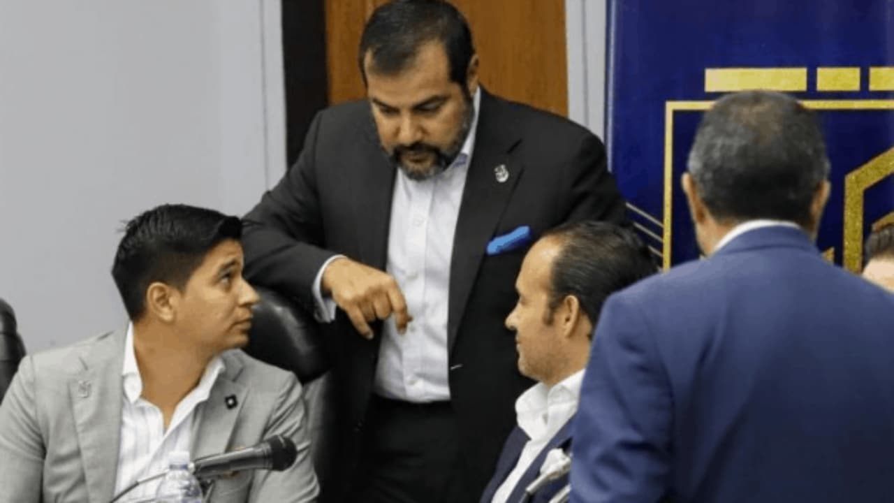 Directivo de la FEF renuncia y declara que el fútbol ecuatoriano tiene problemas.