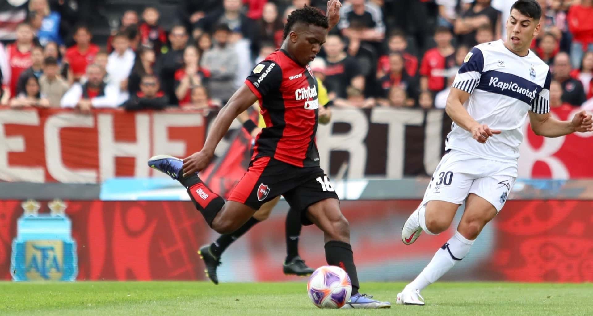 Djorkaeff Reasco se ha adaptado al fútbol argentino y en Newell's le encontraron nuevo puesto, ya no es el delantero de área que se vio en LDU
