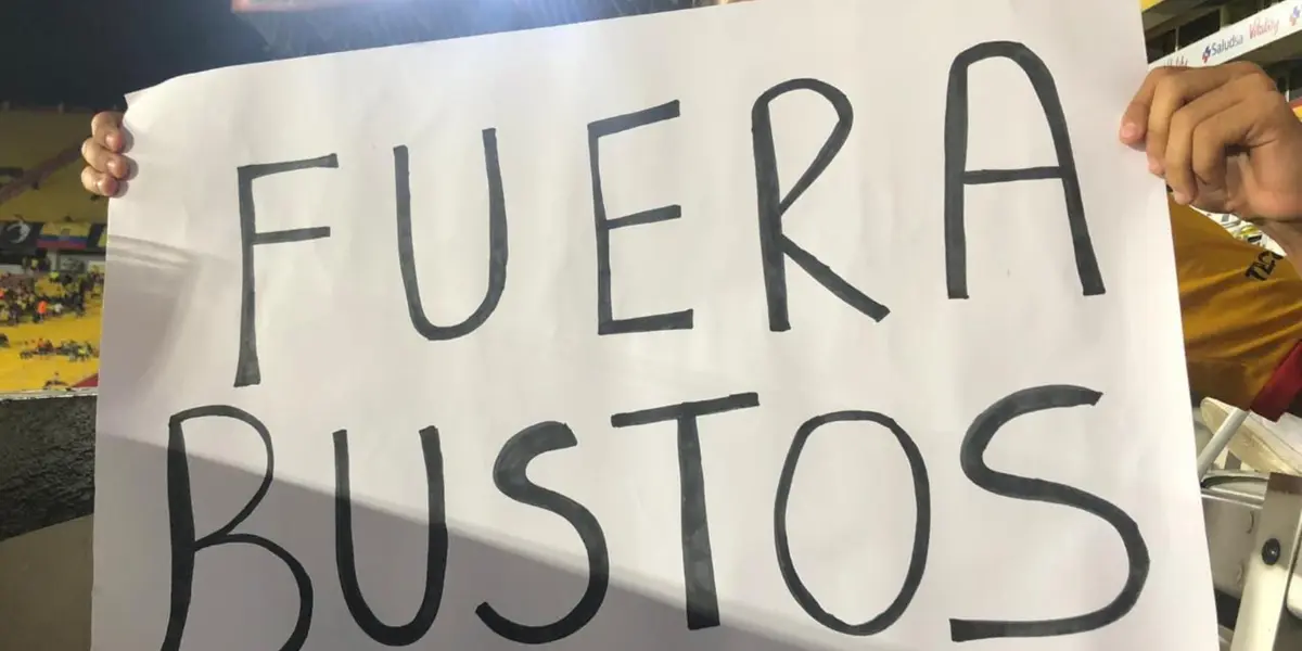 El aficionado tenía un cartel con la consigna "Fuera Bustos" y esto hicieron las autoridades del estadio 