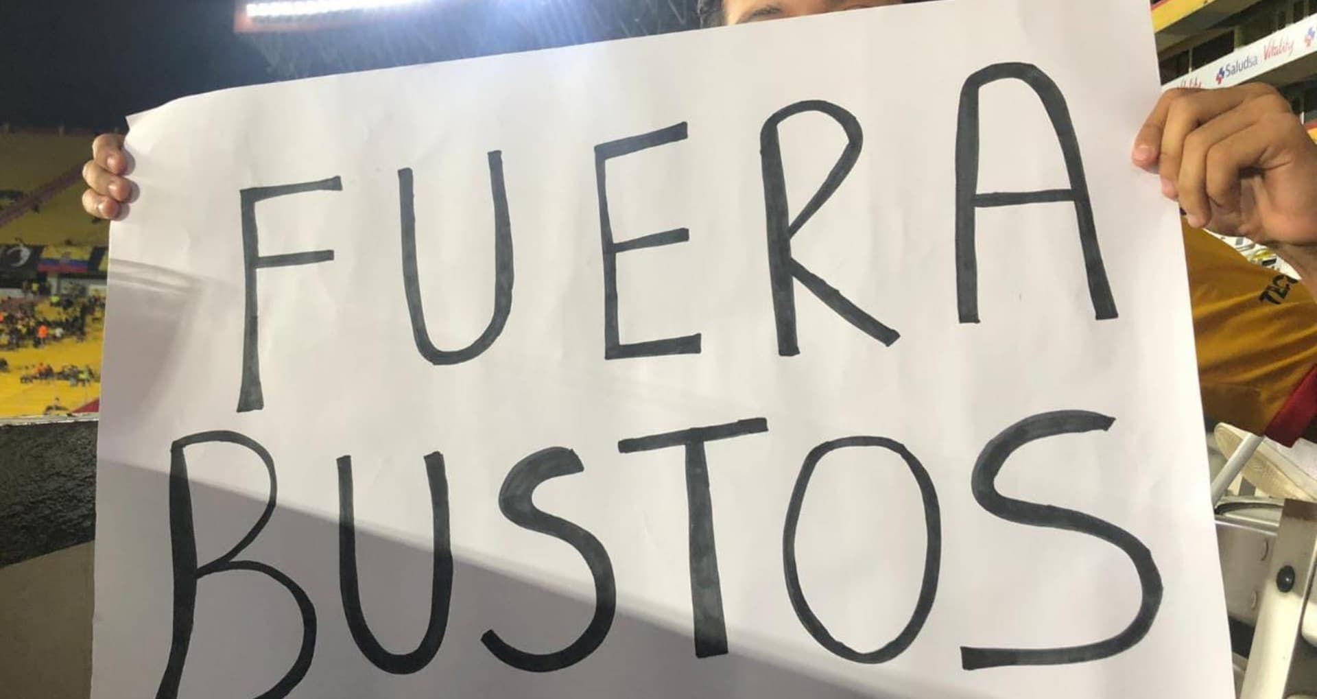 El aficionado tenía un cartel con la consigna "Fuera Bustos" y esto hicieron las autoridades del estadio