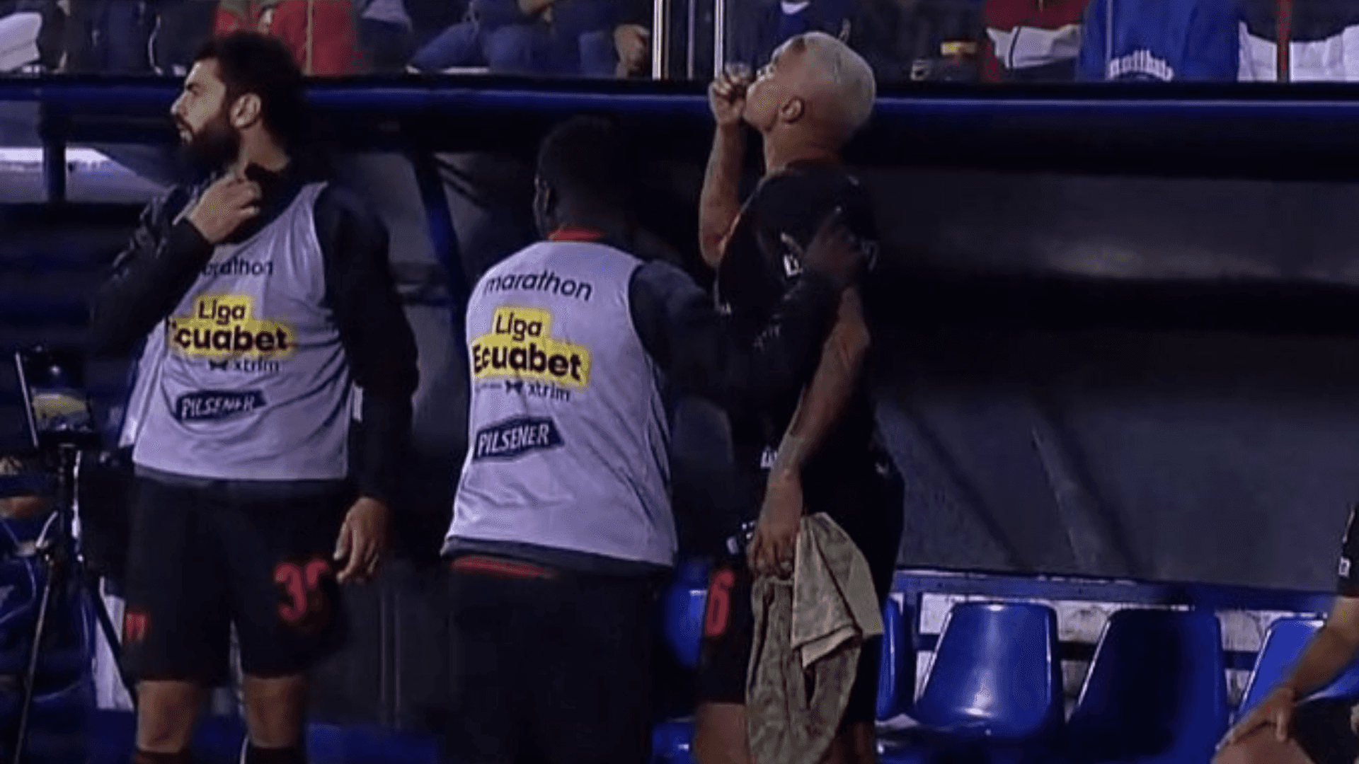 El brasileño volvió a ser un showman con un gesto en el banco de suplentes, mandando a callar a alguien