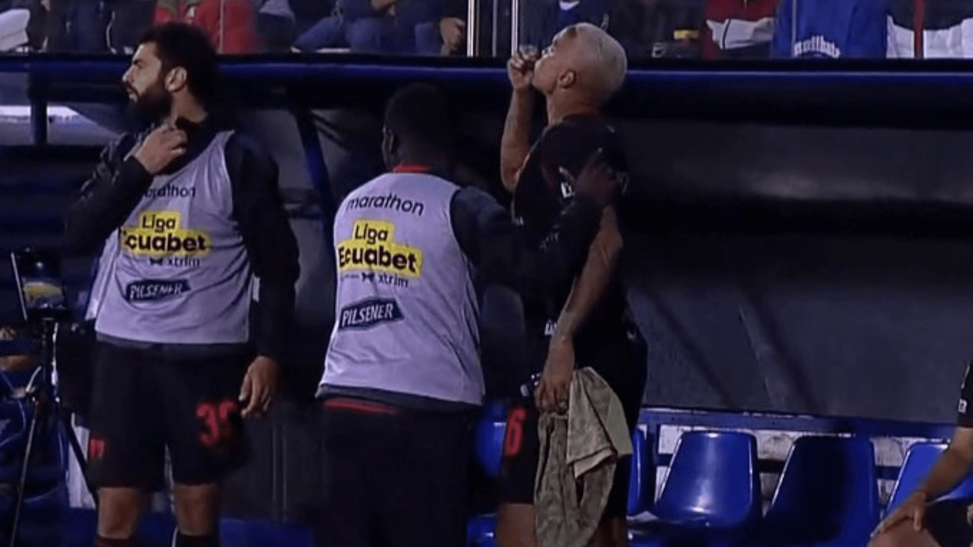 El brasileño volvió a ser un showman con un gesto en el banco de suplentes, mandando a callar a alguien