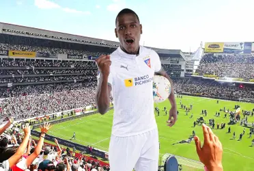 El defensa de Liga de Quito está bien acompañado mientras se recupera de su lesión