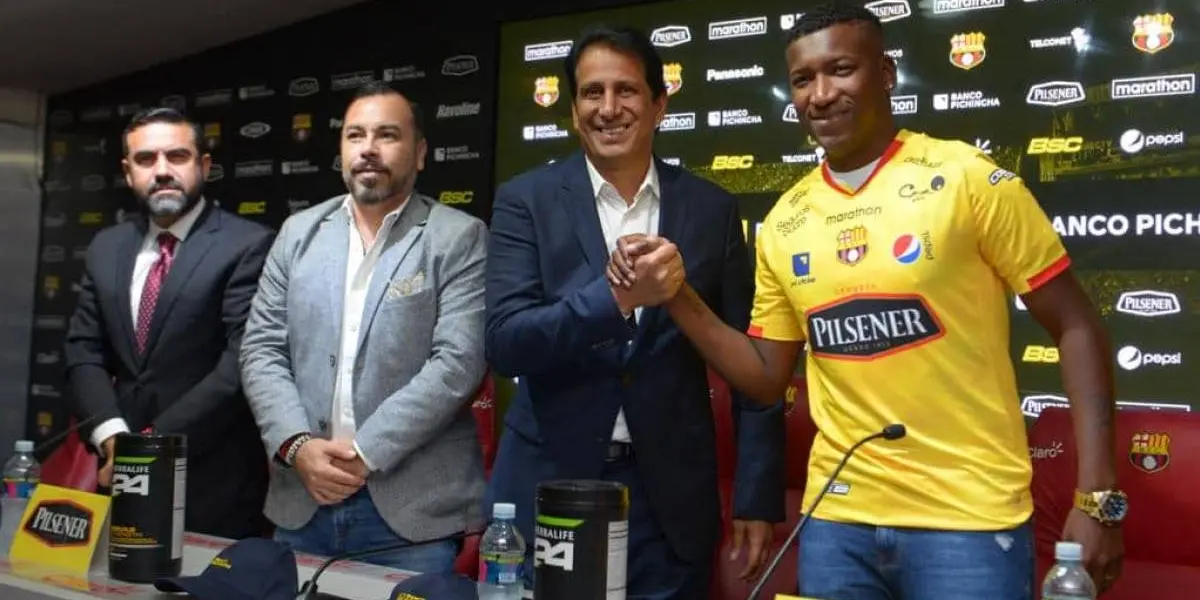 El delantero ecuatoriano, Jhon Jairo Cifuente, firmó por tres temporadas con Barcelona SC y se suma al equipo del cual dijo ser hincha desde niño