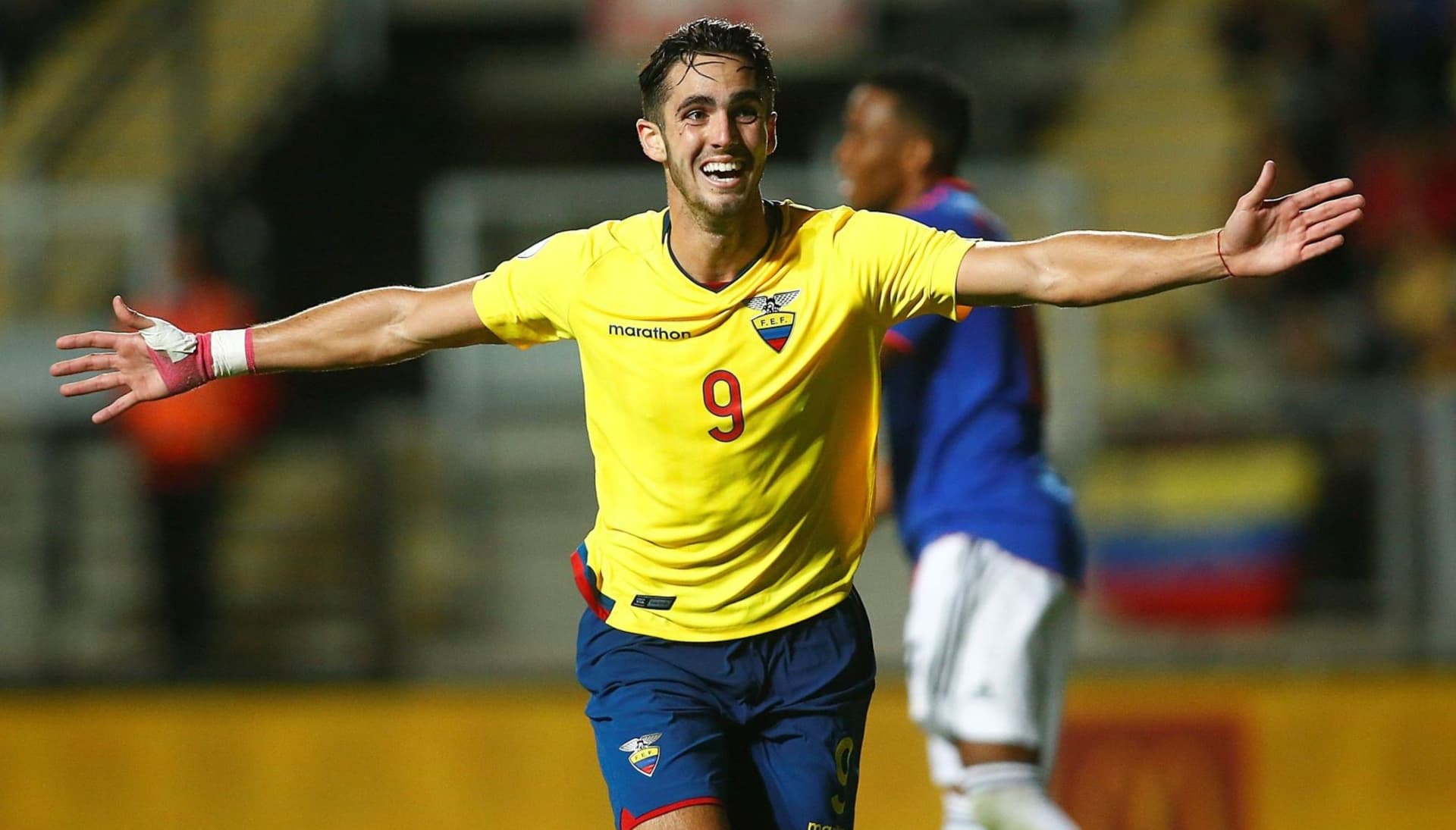 El delantero de la Selección Ecuatoriana reveló como fue su infancia
