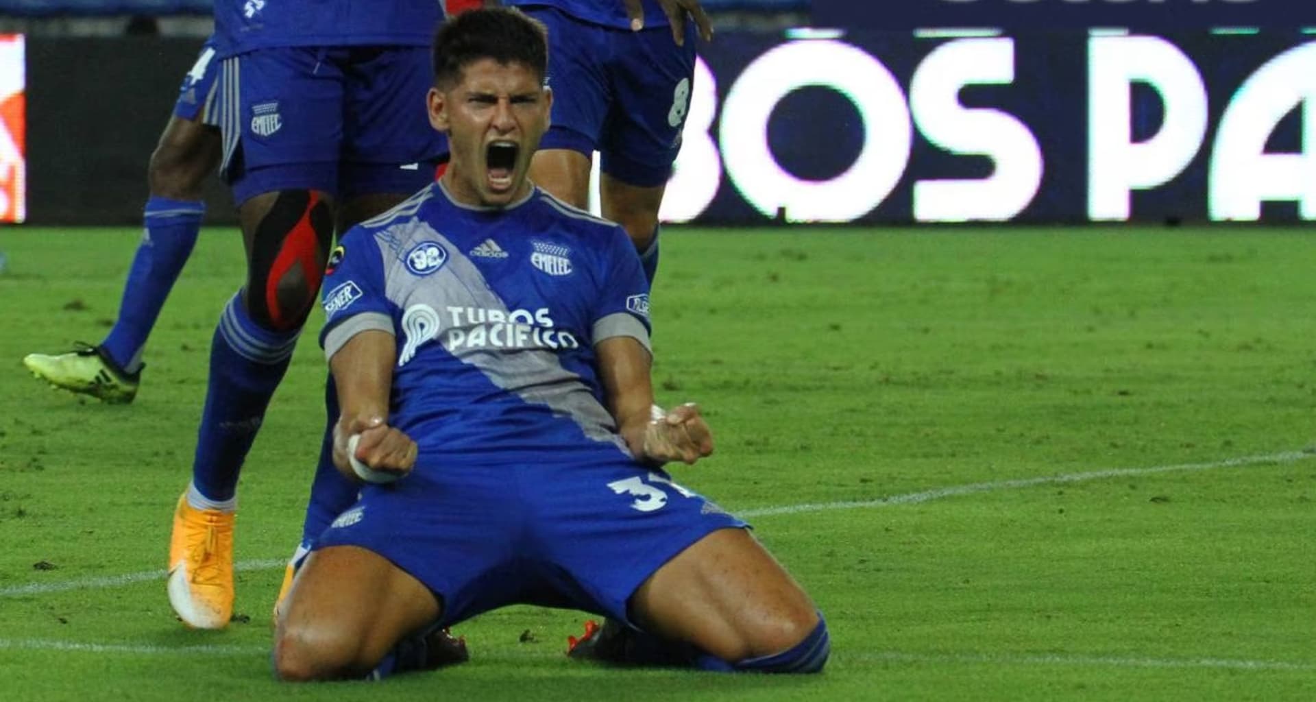 El delantero uruguayo se vistió a amarillo y negro luego de que Emelec le cerrara las puertas