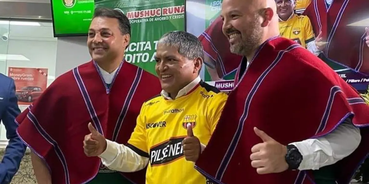 El dirigente de Mushuc Runa recibió la camiseta de Barcelona con un número que llamó la atención 