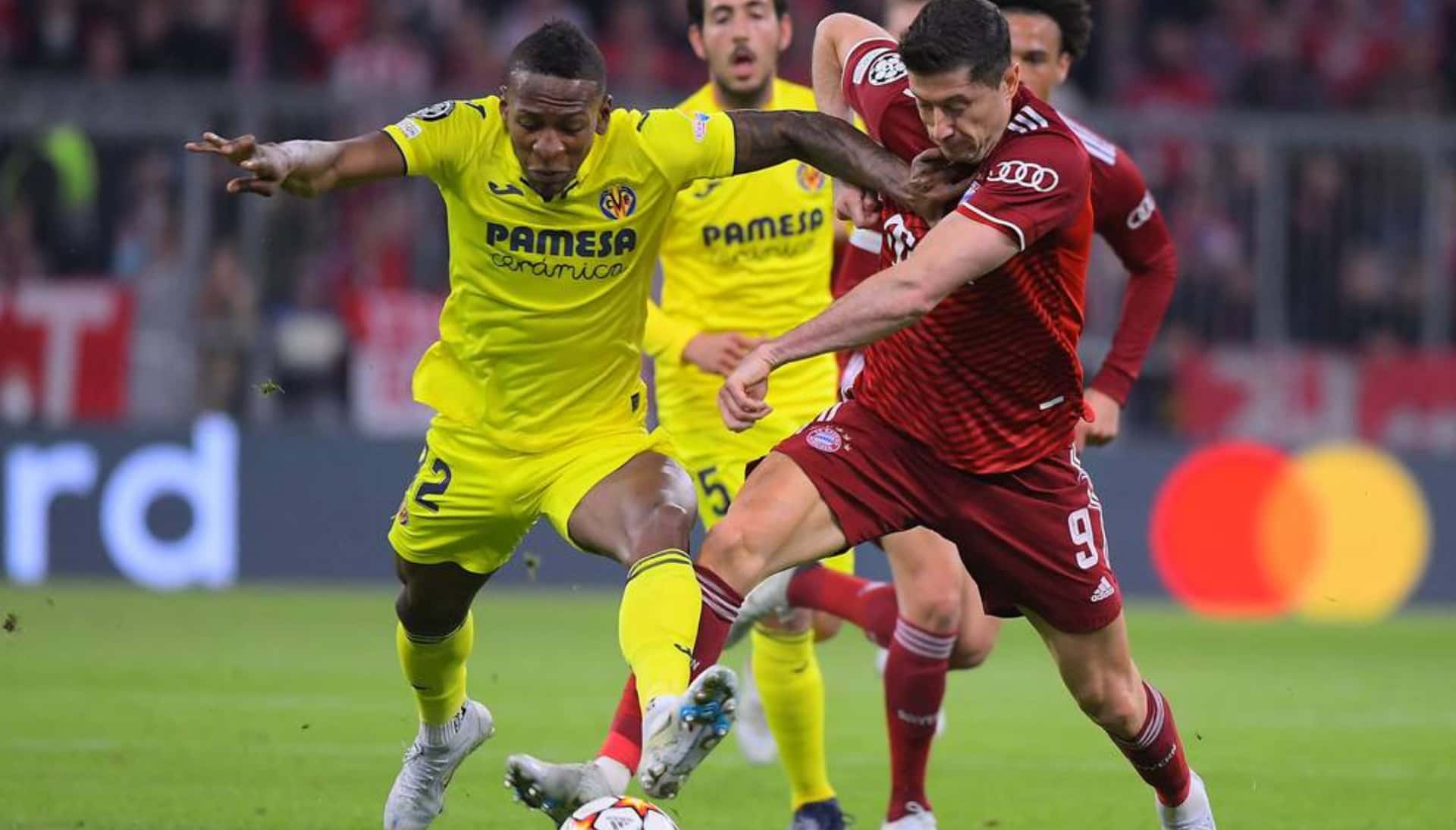 El ecuatoriano dejó a Robert Lewandoski en el suelo, mira la imagen que se viralizó en las redes sociales