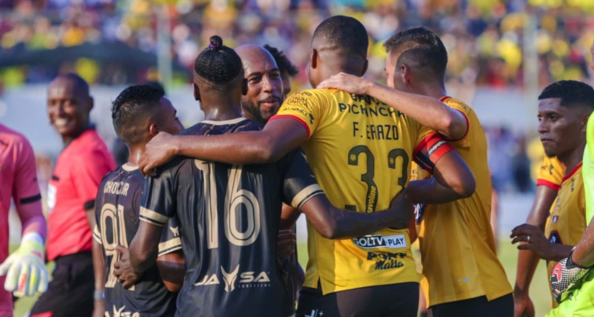 El 'elegante' se despidió del fútbol profesional en un partido contra la plantilla de Barcelona SC en un estadio abarrotado de hinchas