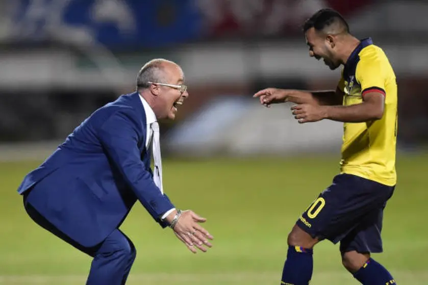 El entrenador de la selección ecuatoriana no pasó desapercibido por su manera de tratar con los jugadores