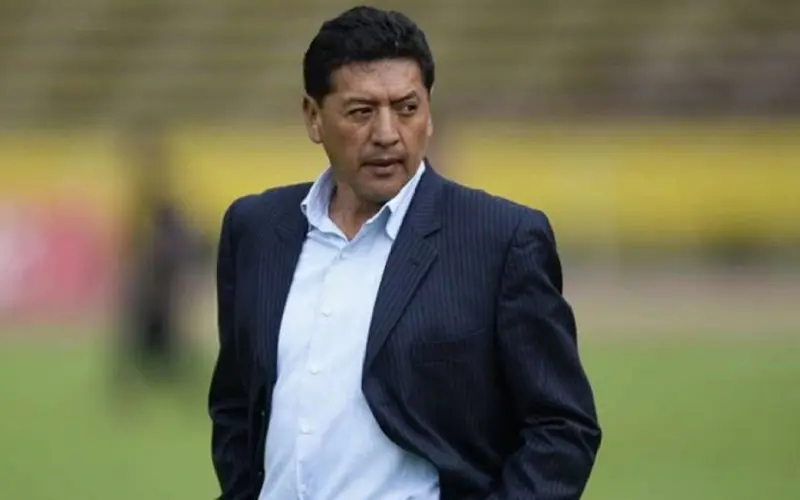 El entrenador ecuatoriano no se aleja del fútbol
