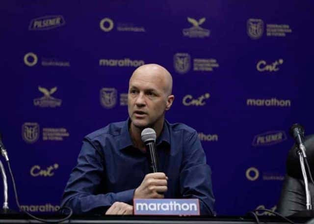 El entrenador holandés está fuera de la selección ecuatoriana, y no regresará al país. Además la FEF podría llegar a recibir un dinero importante
