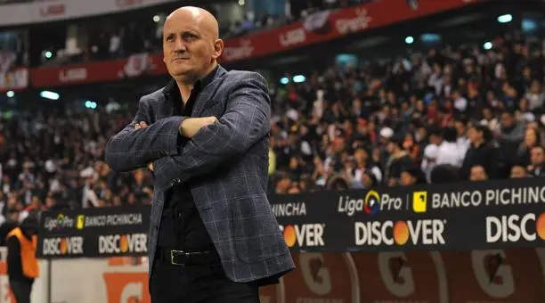 El entrenador uruguayo aún espera por un tercer refuerzo
