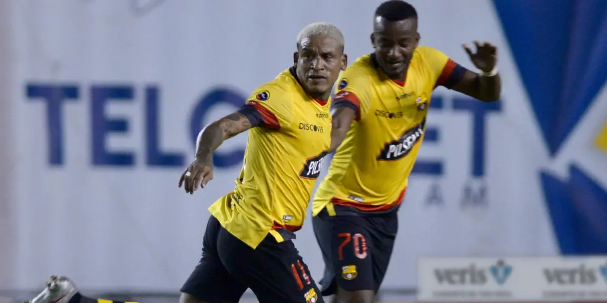 El equipo de Fabián Bustos se niega a dejar que se despegue Liga de Quito y goleó a Aucas en un show de sus delanteros