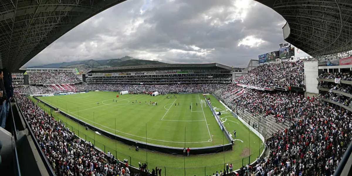 El estadio de Liga de Quito es una alfombra mientras que este estadio de Guayaquil parece un potrero