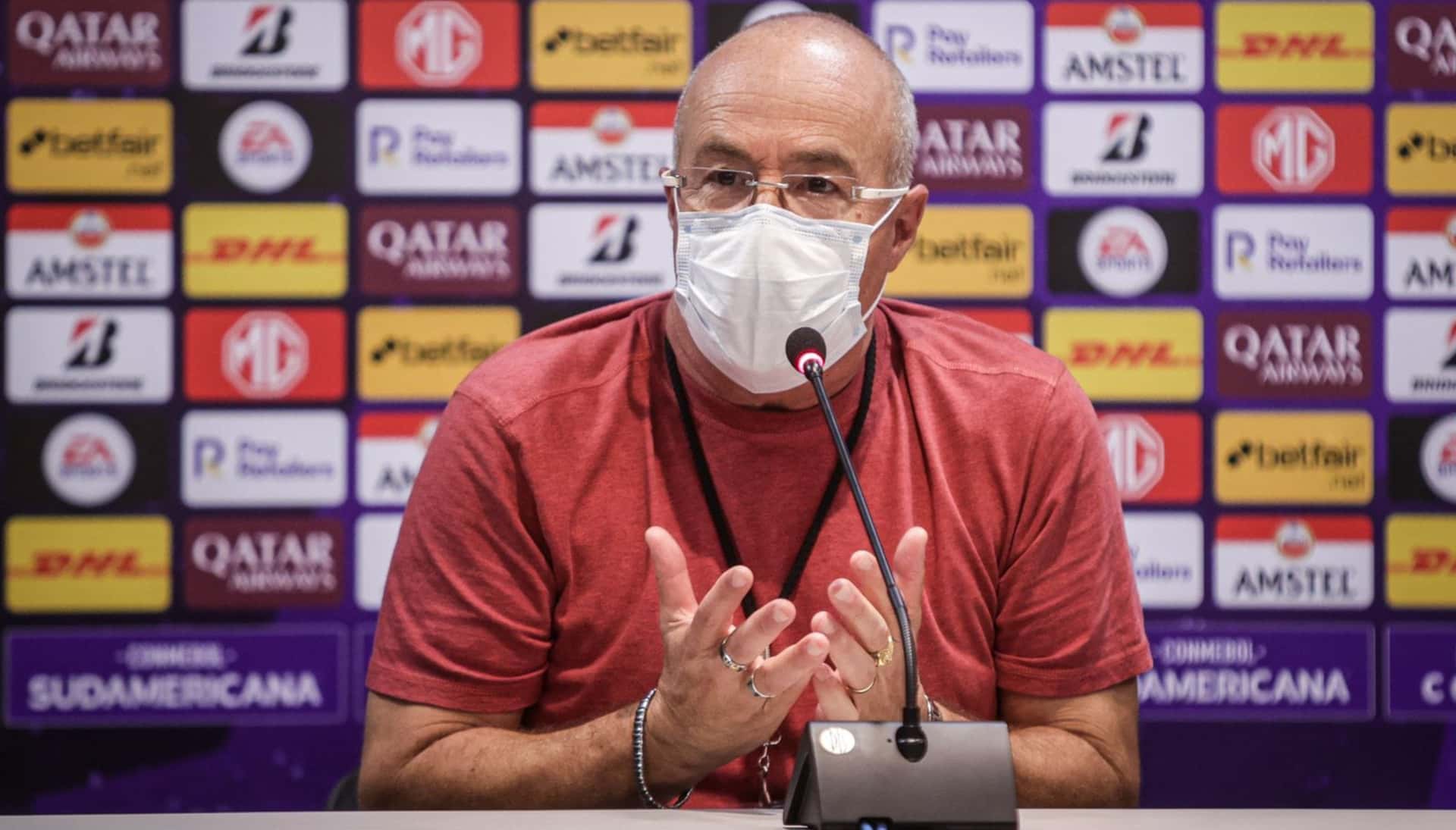 El estratega argentino habló en la rueda de prensa, pero lo que dijo no gustó nada a los hinchas