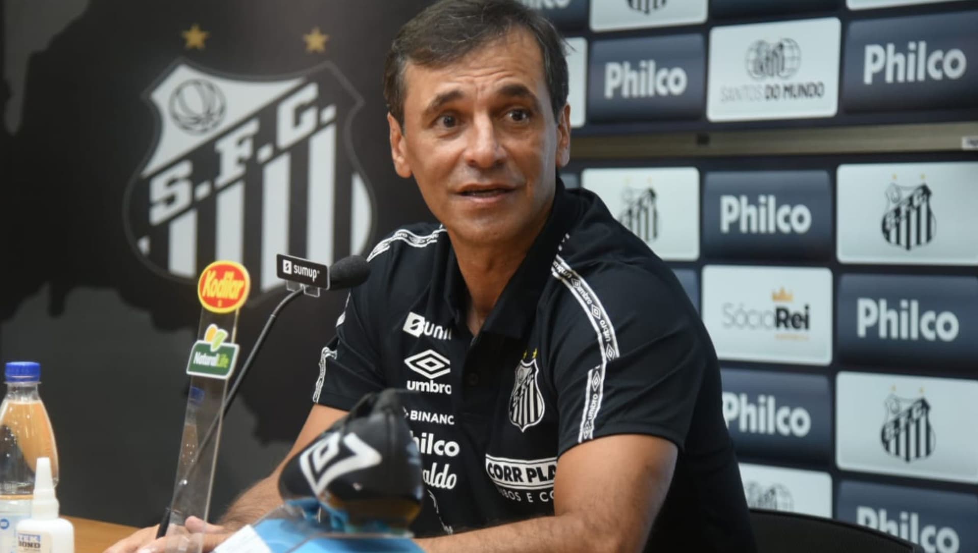 El estratega argentino manifestó que la razón por la que salió del Santos de Brasil no fue por lo futbolístico