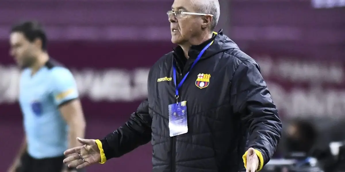 El estratega de Barcelona SC demostró su molestia en el partido contra Lanús