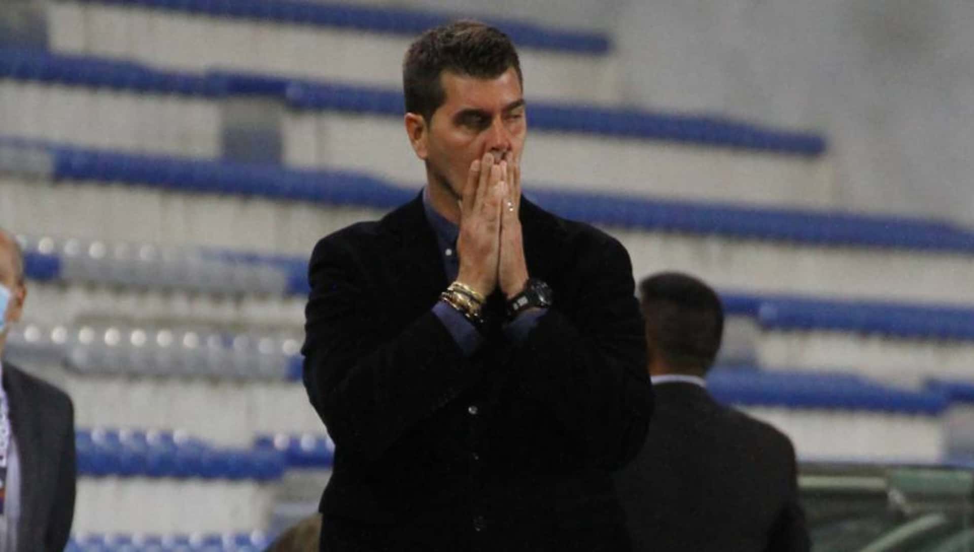 El estratega del Club Sport Emelec se enfadó luego de la pregunta de un periodistas