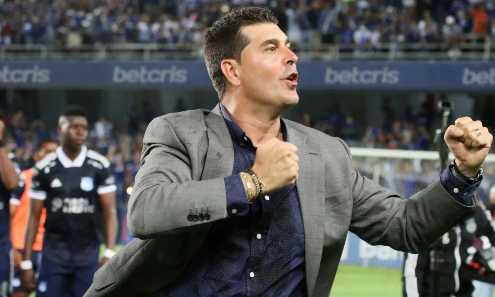 El estratega eléctrico se lanzó flores luego de la goleada que le propinaron al Delfín del Manta