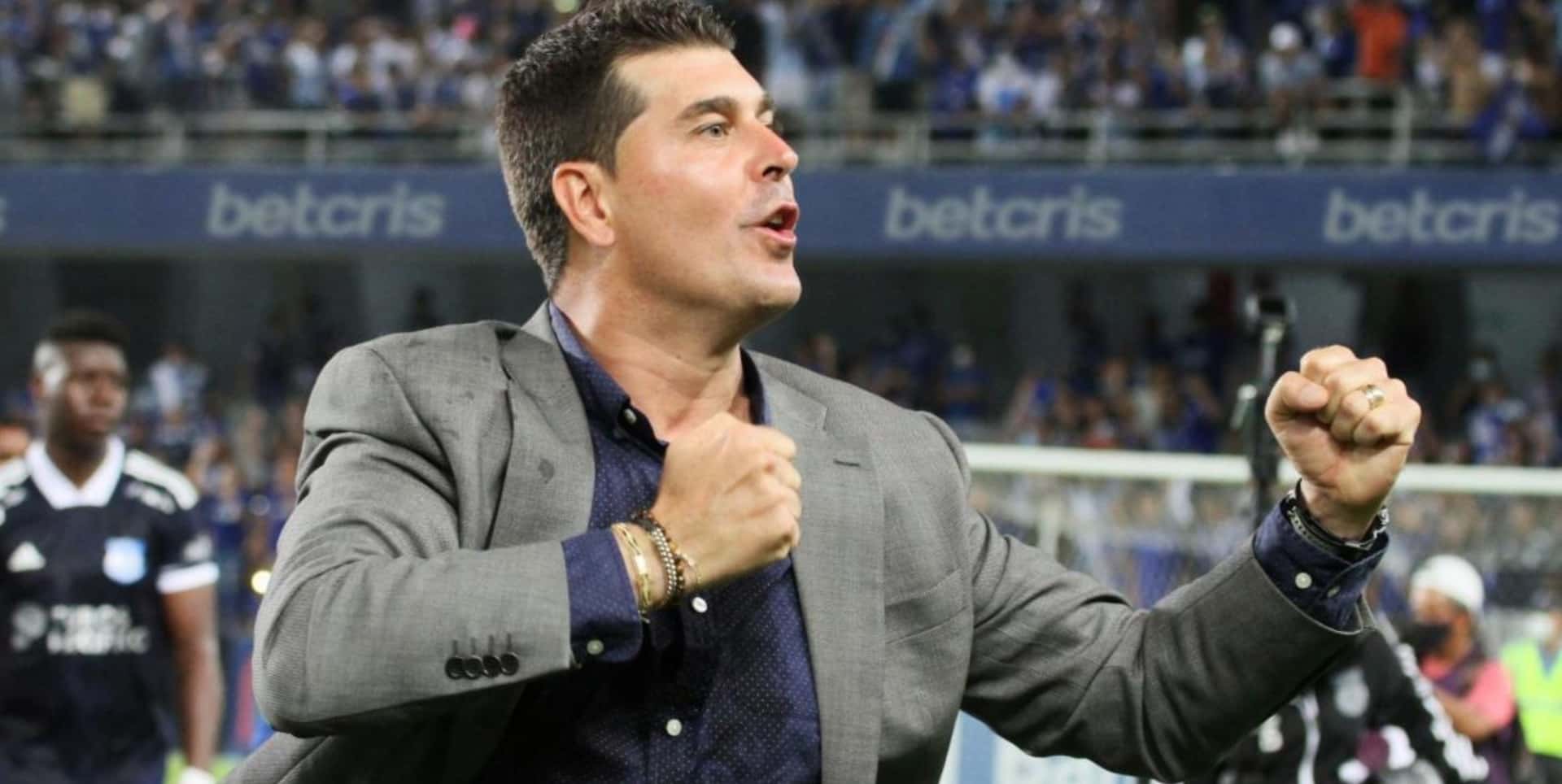 El estratega español le complicó las cosas a Emelec, ya no quiere irse