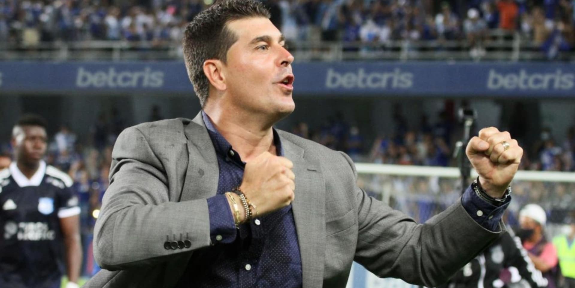 El estratega español le complicó las cosas a Emelec, ya no quiere irse