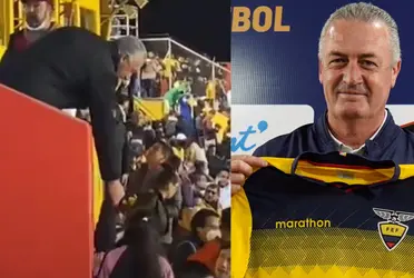 El estratega de la selección ecuatoriana Gustavo Alfaro sorprendió con su reacción en el estadio de Aucas