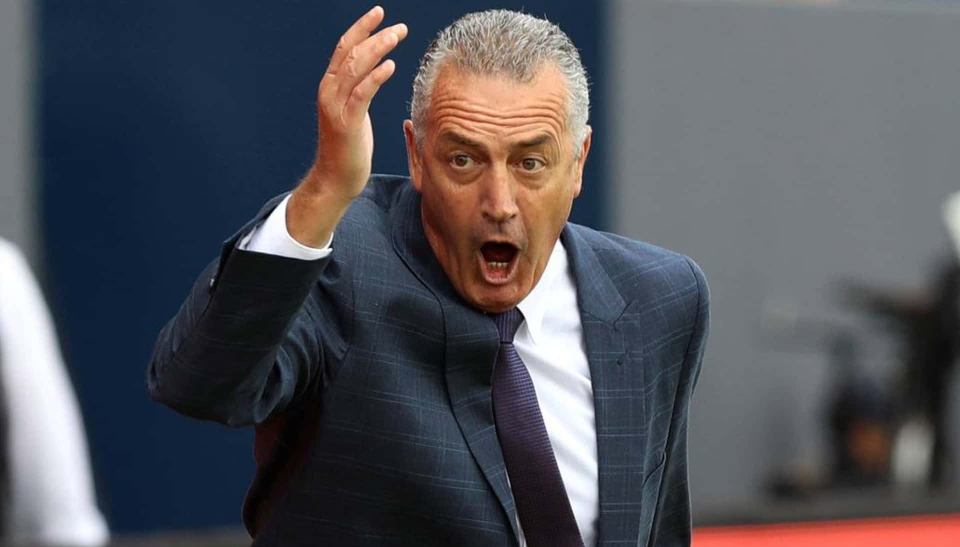 El estratega de la selección ecuatoriana reveló que es lo que hará en caso de que lo llame otra selección