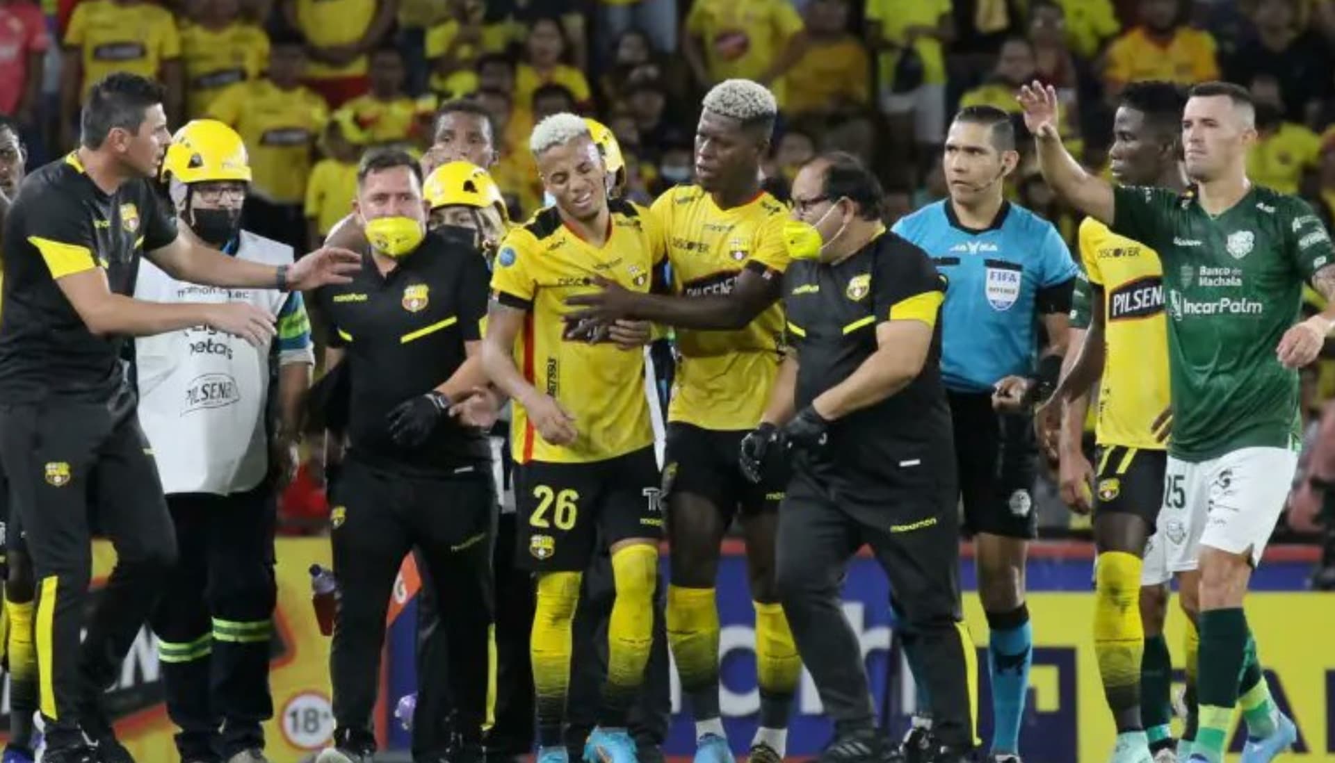 El jugador del 'Ídolo' salió inconsciente del estadio, pero sorprendió lo que hizo antes de irse