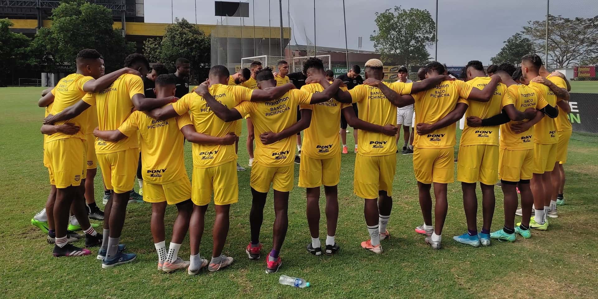 El jugador entrenó con Barcelona SC y las impagenes se viralizaron en las redes sociales