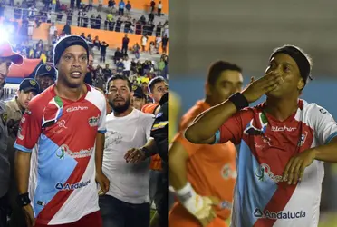 El jugador de la Liga Pro recibió la camiseta número 10 de parte de Ronaldinho 