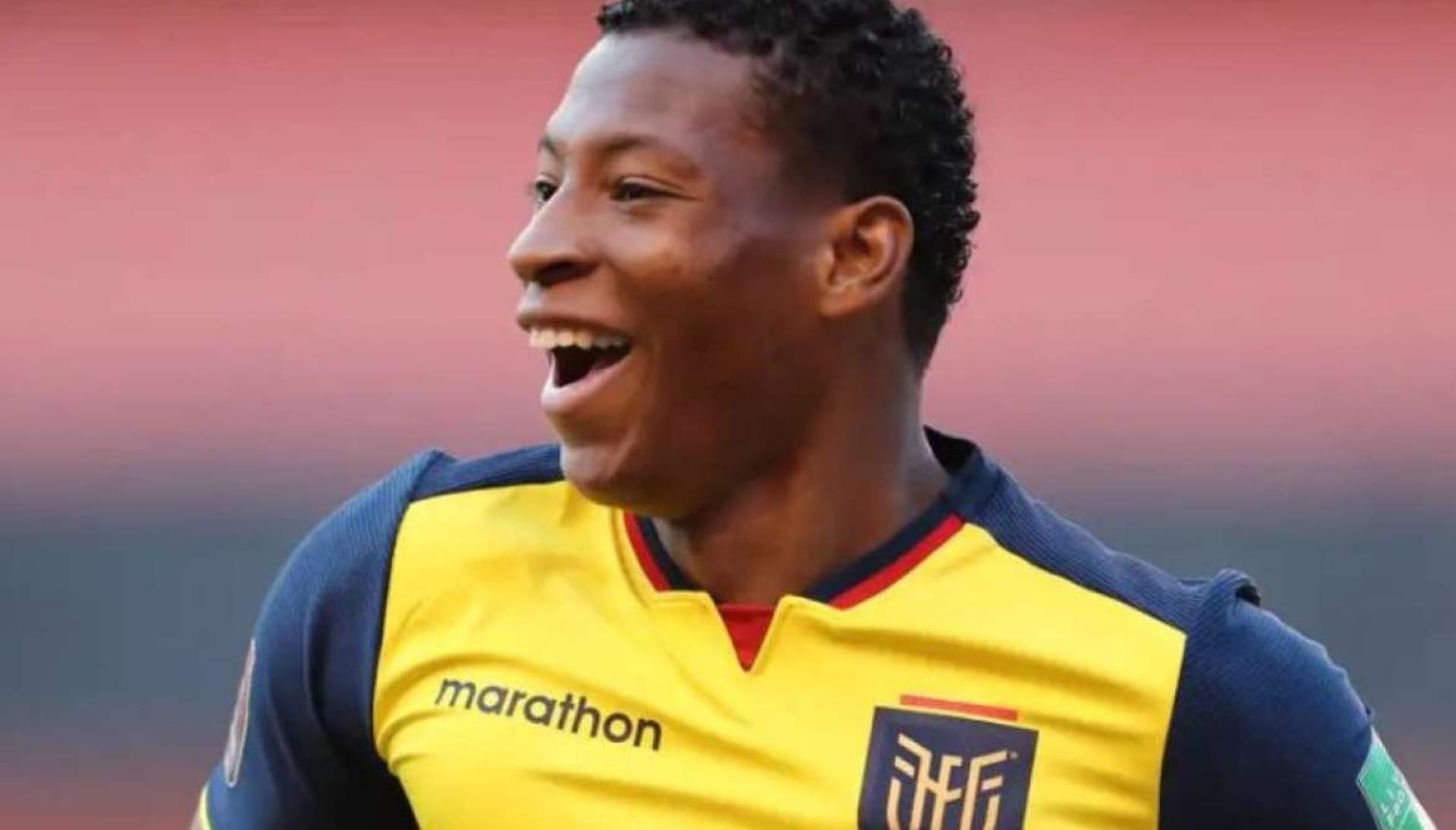 El jugador de la Selección Ecuatoriana está en Guayaquil y causó furor al lugar donde llegó
