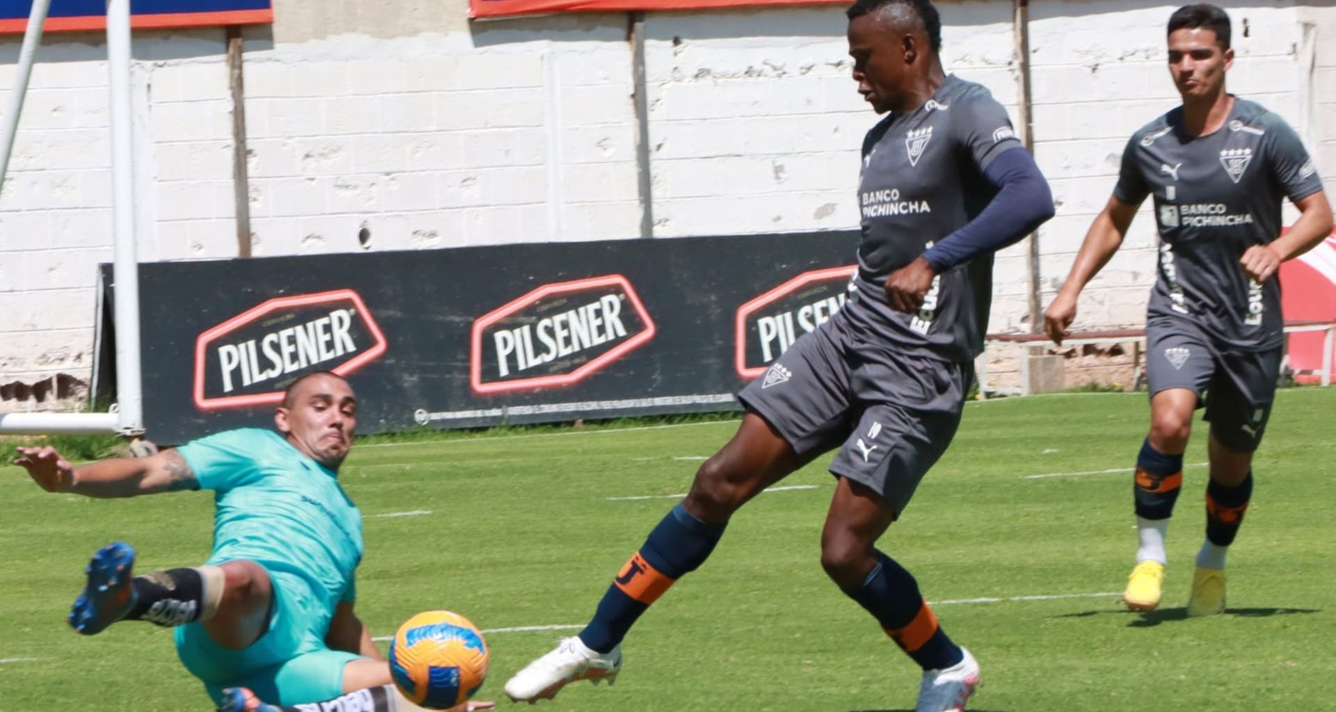El jugador que ya tenía un pie fuera de Liga de Quito, pero aprovecha cada minuto y con goles quiere hacer cambiar de opinión a Luis Zubeldía