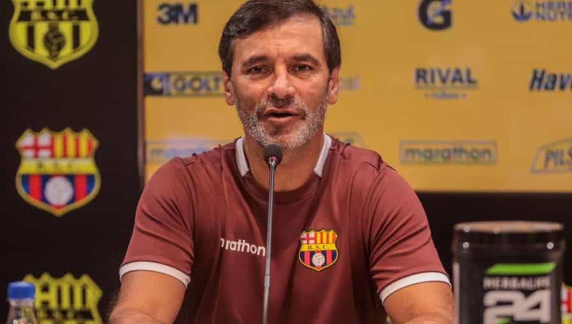 El jugador sufre tras la llegada de Fabián Bustos al club porque lo tenía borrado