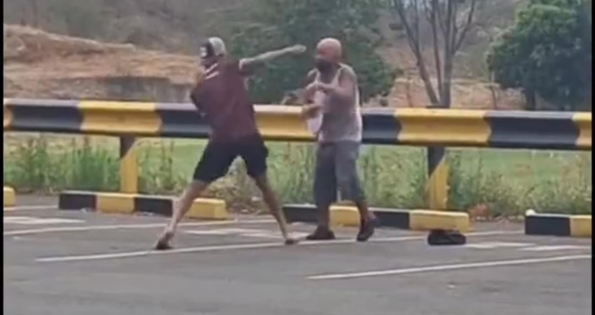 El lateral de Barcelona SC a manera de juego boxeó con el 'Cholito' mira quién ganó