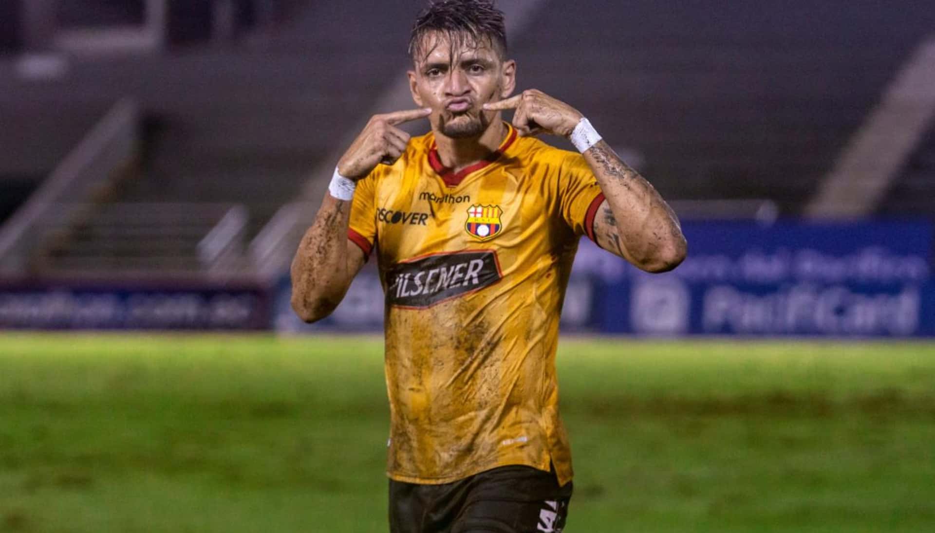 El manabita Carlos Garcés no da más en Barcelona y los hinchas ya le tendrían reemplazo
