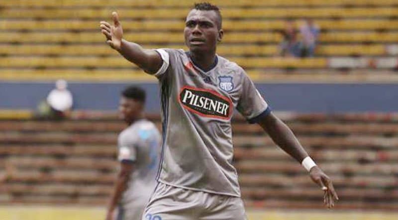 El mediocentro ecuatoriano no encuentra equipo y está desesperado